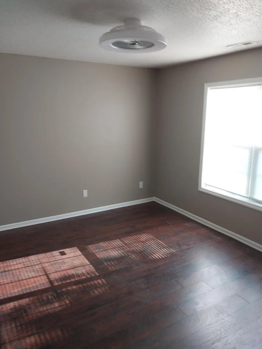 Building Photo - 1716 Pebble Ridge Dr
