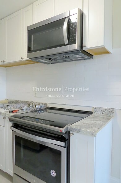 Building Photo - 4762 Colonial Ave