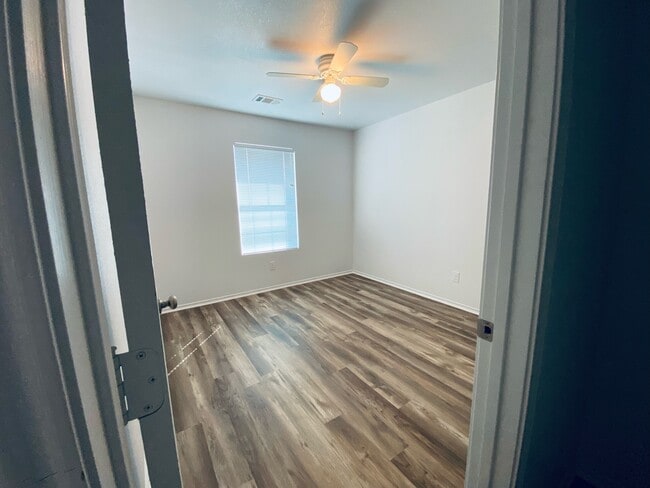 Building Photo - 907 W 7th St