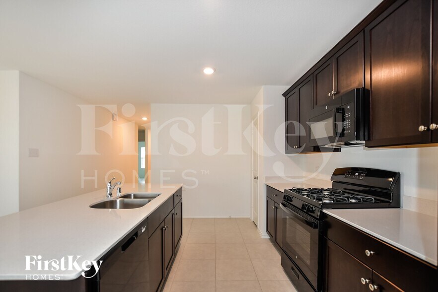 Building Photo - 1061 Crestview Dr