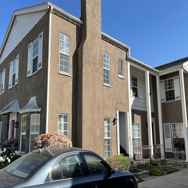 Building Photo - 1146 S Cochran Ave