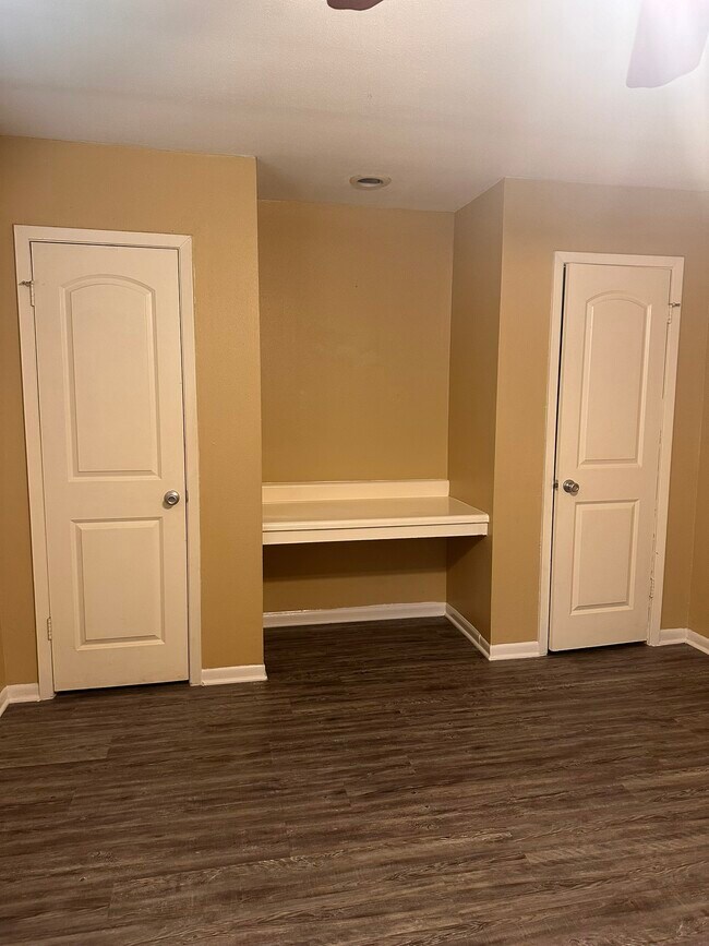 Building Photo - 5830 Effingham Dr