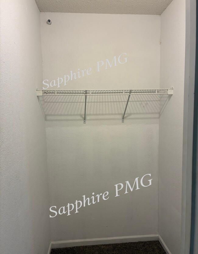 Building Photo - 5621 N Northwood Terrace