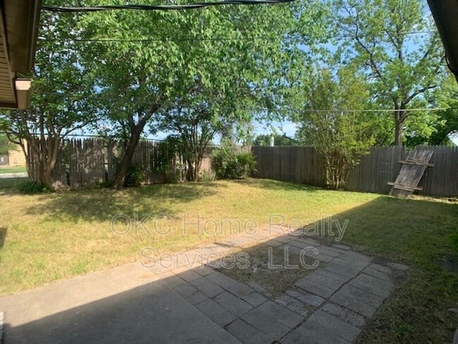 Building Photo - 2808 N Ditmer Rd