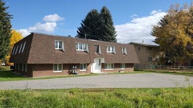 Building Photo - 216 Hemlock St N