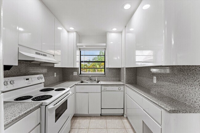Building Photo - 200 Jacaranda Country Club Dr