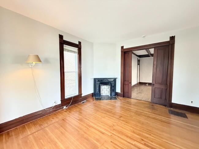 Building Photo - 1603 E Oak St