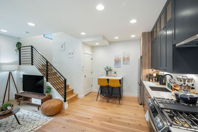 Building Photo - 34 W Cremona St