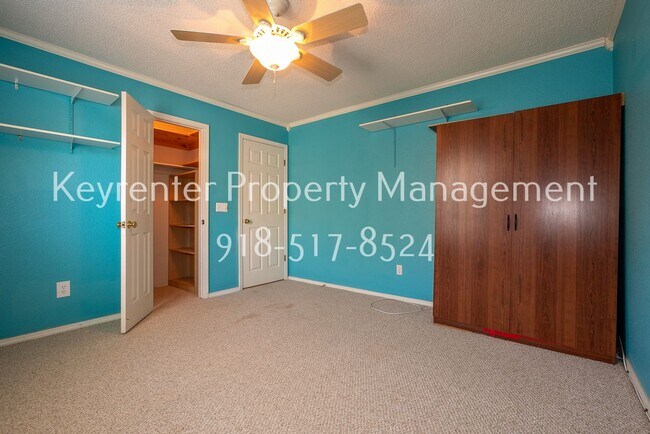 Building Photo - Charming 3 bedroom home with cozy fireplace and 2 car garage!! Price drop!