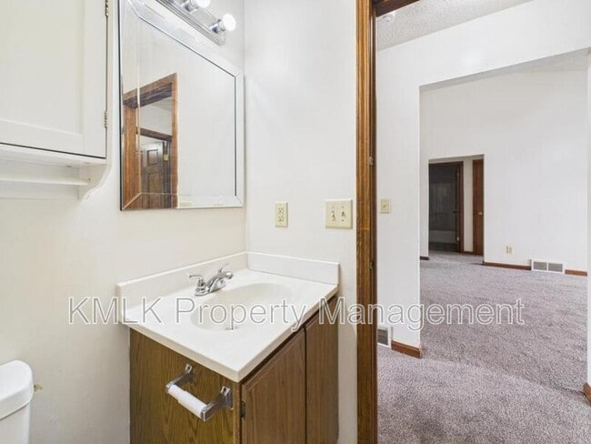 Building Photo - 456 Allyn St