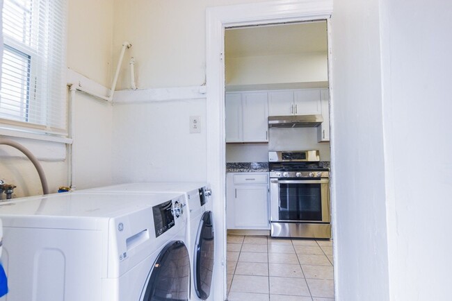 Building Photo - Beautiful 2 Bed +office, den garage, 1 Bath