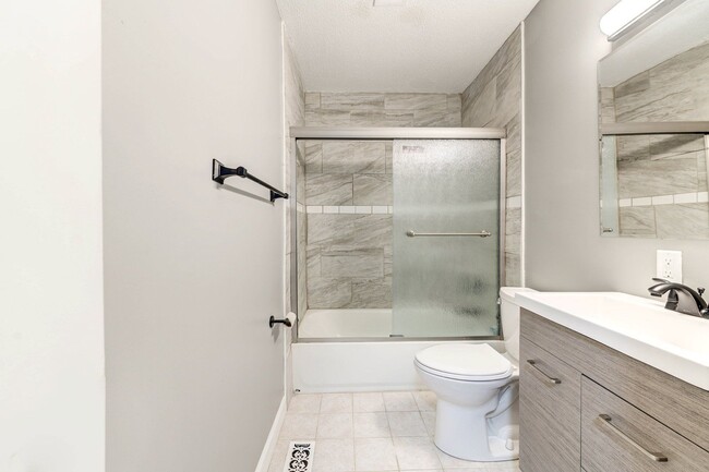 Building Photo - 3633 Shores Dr