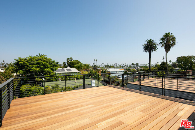 Building Photo - 633 Palms Blvd