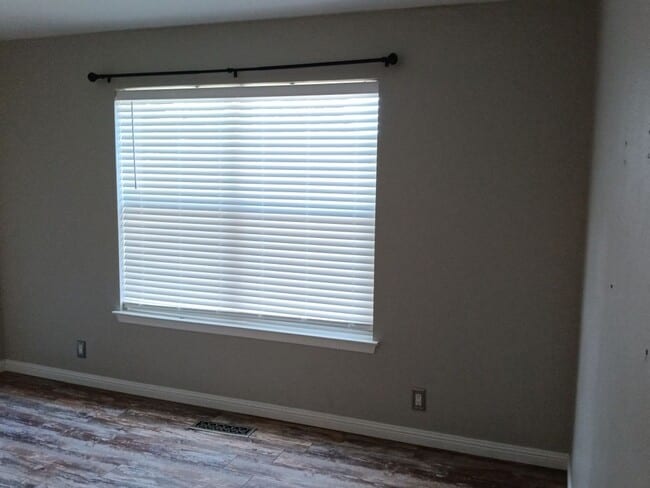 Building Photo - 3 Bedroom, 2.5 Bathroom Home! Schedule a Showing!
