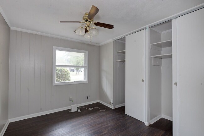 Building Photo - 4527 Fairview Dr