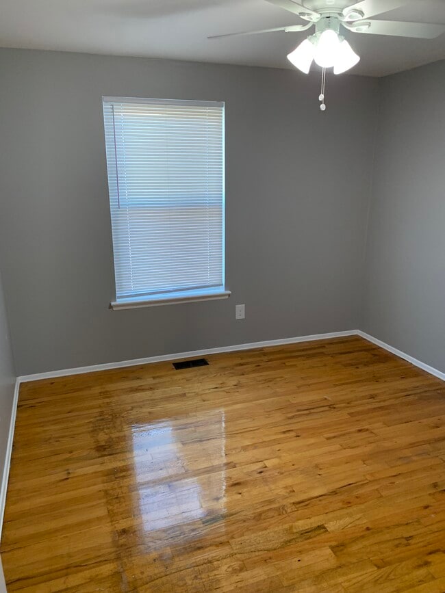 Building Photo - 2431 Shadowood Dr