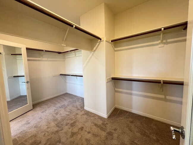 Building Photo - Luxury En Suite Living & Panoramic Views