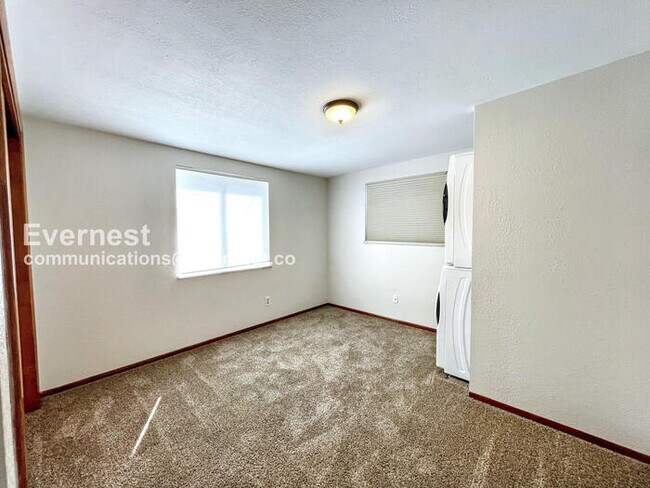 Building Photo - 1336 Kalamath St