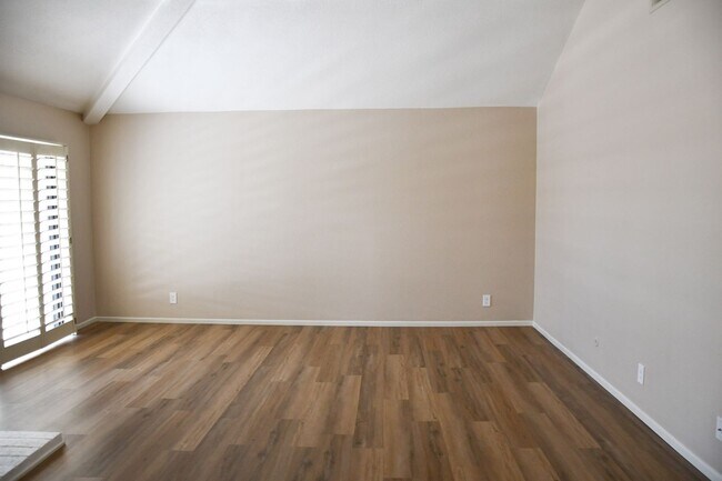 Building Photo - Newly remodeled and updated