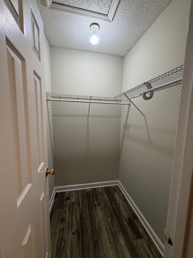 Building Photo - 302 Admiral's Walk Dr