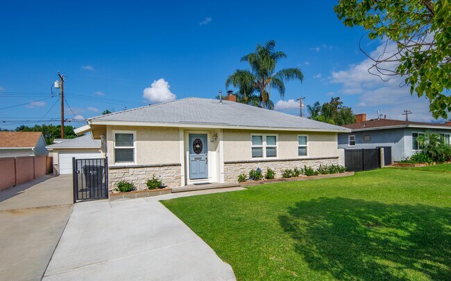 Building Photo - 549 N La Sena Ave