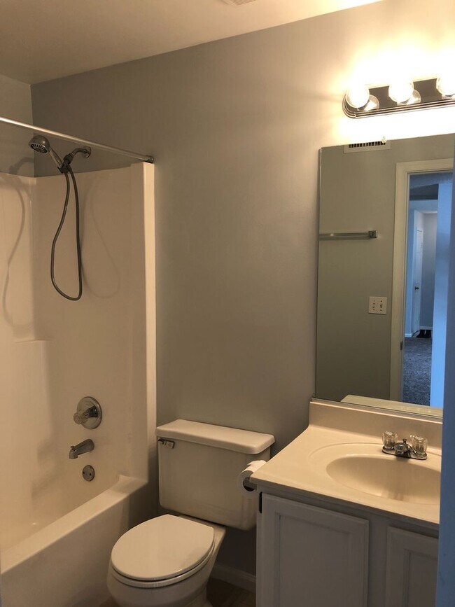 Building Photo - Highly desired unit located in Greenbrier ...