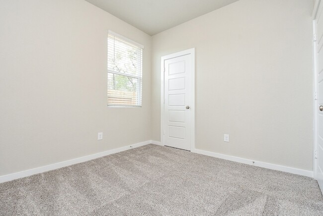 Building Photo - 2022 W Darlington Oak Ct