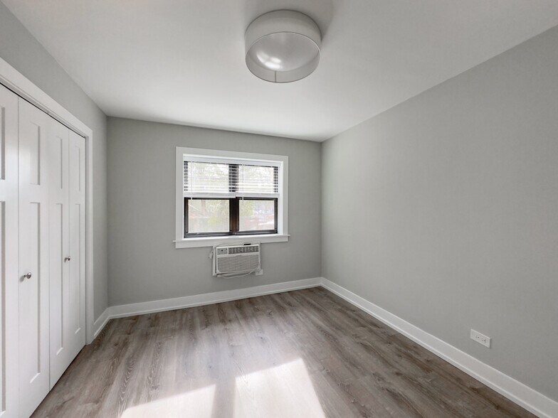 Building Photo - 450 W Barry Ave