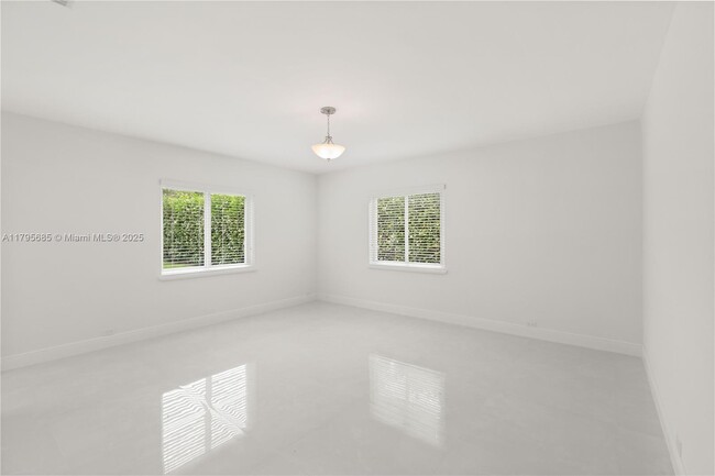 Building Photo - 439 Bargello Ave
