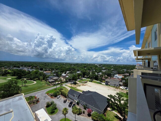 Building Photo - 1BR/1BA waterfront condo with golf course ...