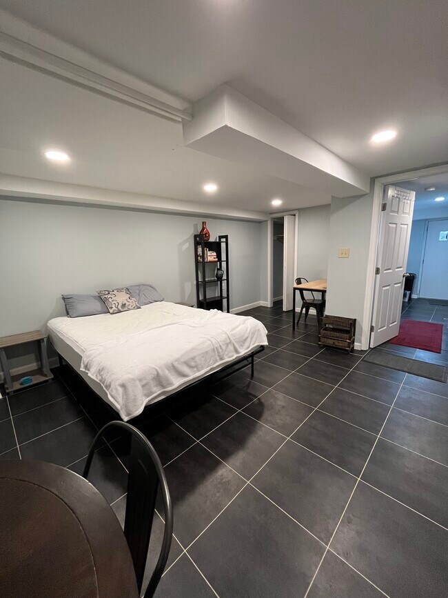 Basement Room - 1723 Lang Pl NE