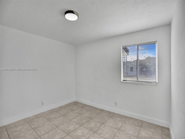 Building Photo - 708 N 20th Ave