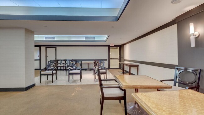 Building Photo - 2555 Collins Ave