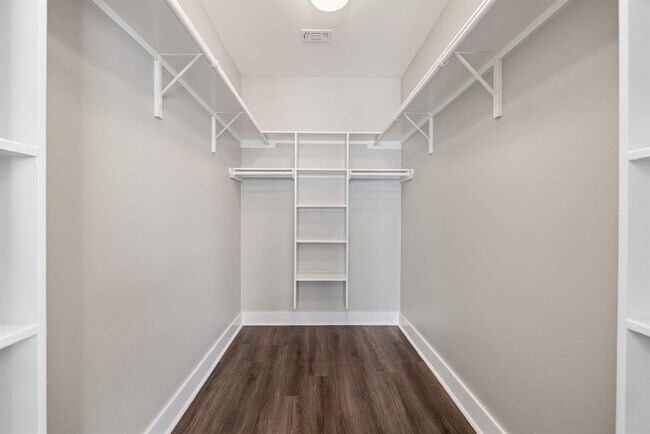 Building Photo - 1702 Cedar Bend Dr