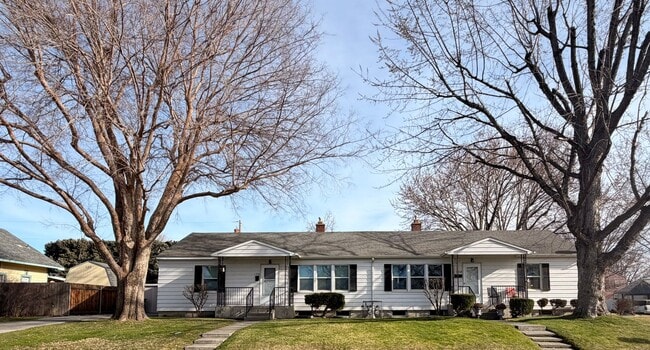 Building Photo - 2 Blocks from the river!!