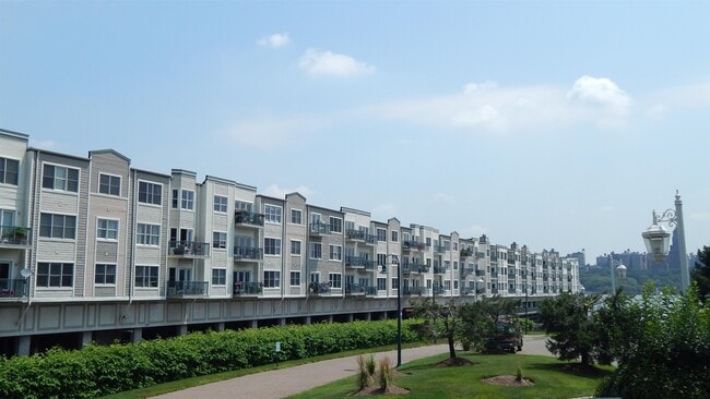 Building Photo - 343 The Promenade