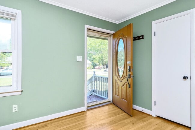 Building Photo - 1510 Crescent Dr