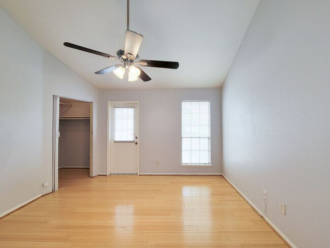 Building Photo - Medical Center Living at Its Best – Poolsi...