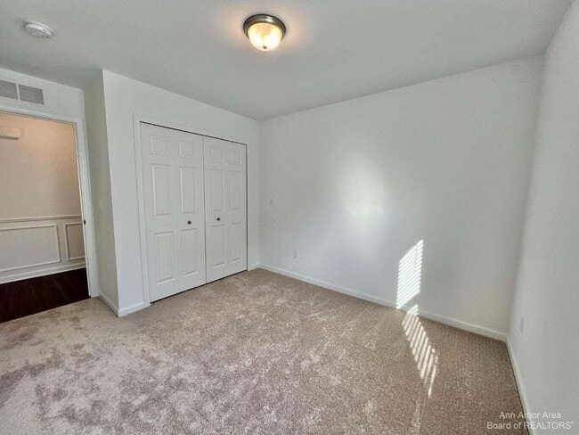 Building Photo - 10284 Swan Lake Cir