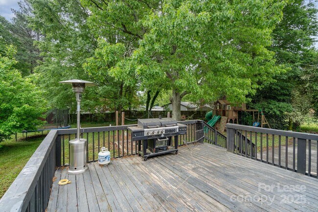 Building Photo - 1005 Home Trail