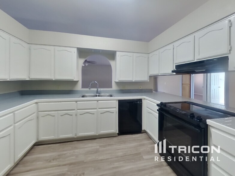 Building Photo - 6309 E Ivyglen St