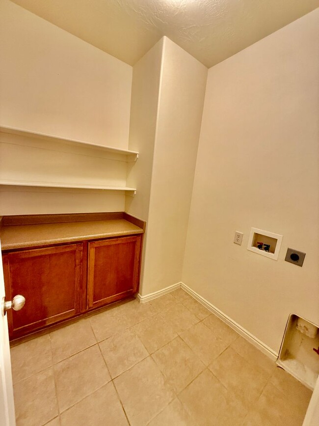 Building Photo - Spacious & Sunny Home in Quiet Hurricane N...