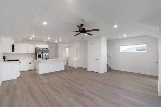 Building Photo - 2 Wks FREE | Modern 3-Bedroom, 2.5-Bathroom Townhome Near Highway 6 and I-15 - END UNIT