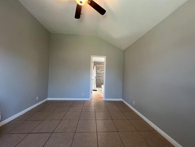 Building Photo - 223 Dana Dr