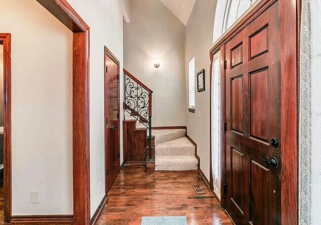 Building Photo - Executive Living in Norman complete with N...