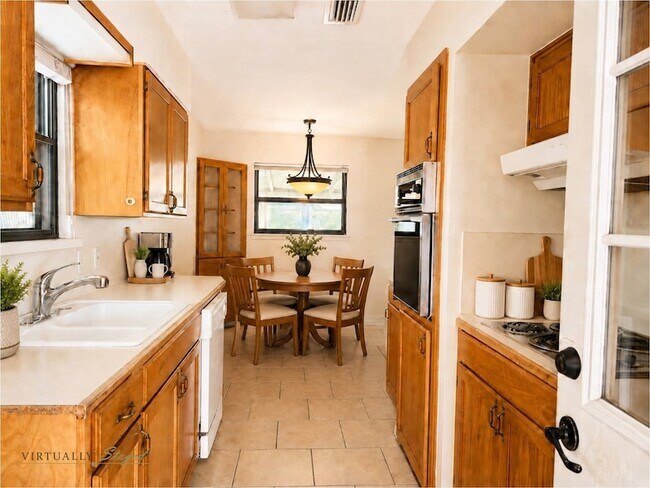 Building Photo - 2025 Meadow Glen