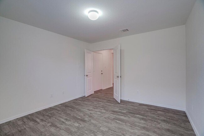 Building Photo - 3200 Windy Vane Dr