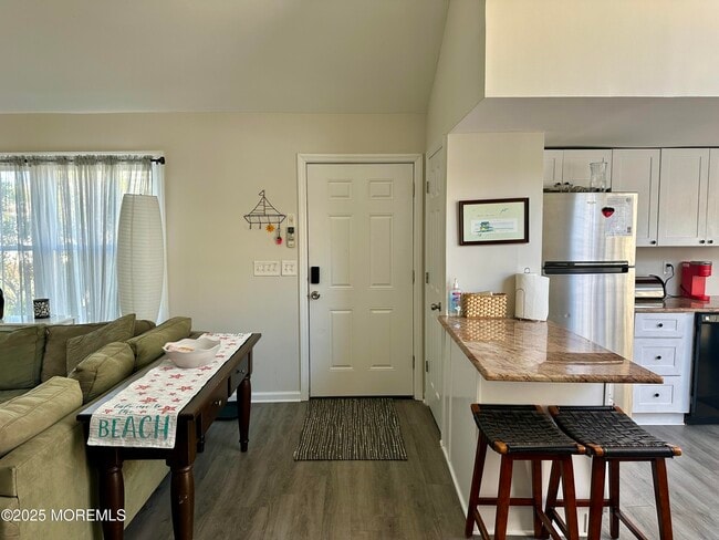 Building Photo - 559 Tarpon Ave