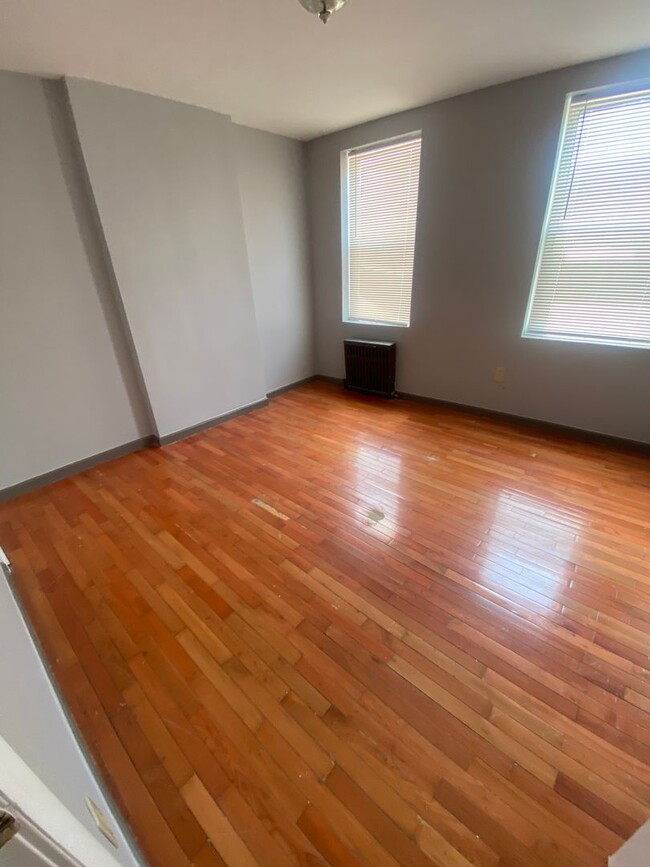 Primary Photo - 2 Bedroom and 1 Bathroom House in South Ph...