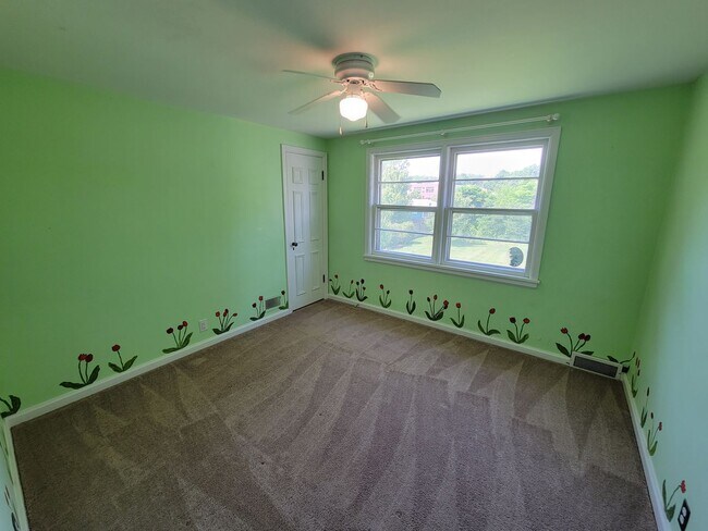 Building Photo - Large 4 bed, 1.5 bath, Over 2,000 square feet.